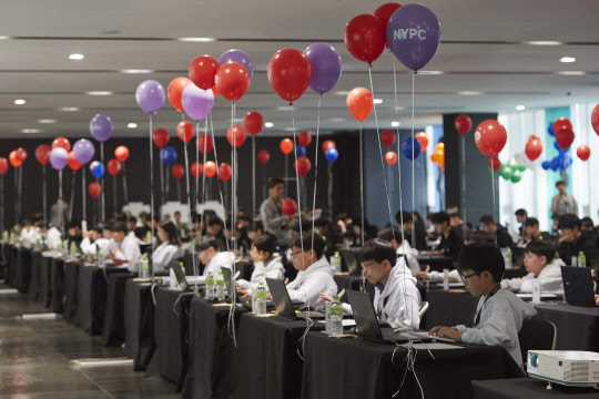 넥슨이 '넥슨 청소년 프로그래밍 챌린지 2018' 대회 일정을 7일 공개했다. 넥슨과 넥슨재단이 공동 주최하고 문화체육관광부, 한국콘텐츠진흥원, 게임문화재단이 후원하는 NYPC는 코딩에 대한 청소년들의 관심 제고와 역량 증진을 목적으로 2016년 처음 시작돼 올해 3회째다. 사진은 지난해 대회 전경.  <넥슨 제공>